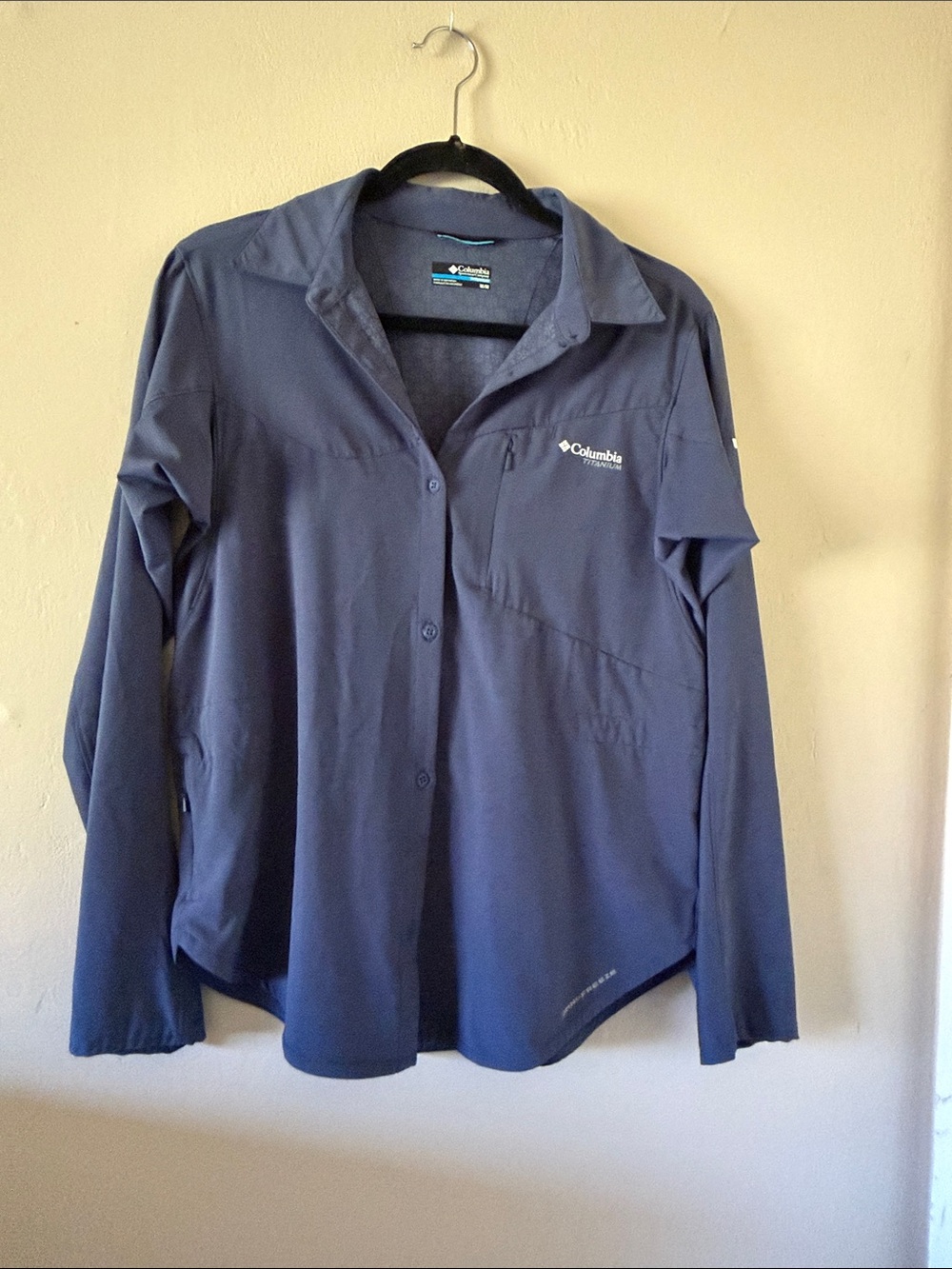 Columbia Women’s Titanium Omni-Freeze Hiking Button Down Shirt M